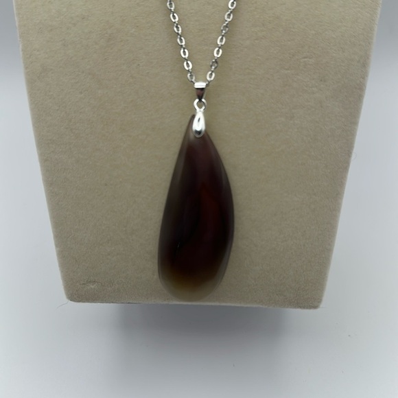 Elegant Long Oval Agate Pendant Necklace - Picture 7 of 8